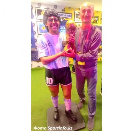 Статуя Марадоны установлена еще одним футболистом